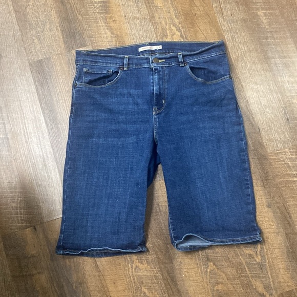 VNTG LEVI’S  PREMIUM BERMUDA SHORTS PERFECT FOR THE UPCOMING SPRING 2025 TRENDS - Picture 4 of 10